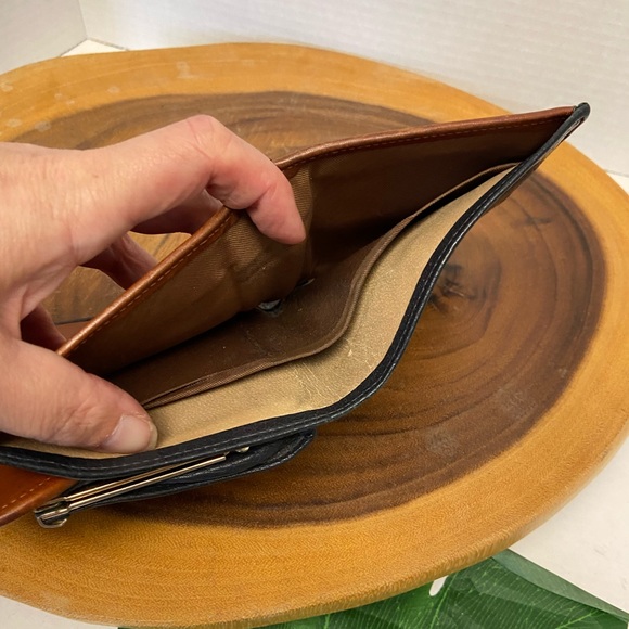 Dooney & Bourke Pebbles Leather Kiss Lock Billfold Wallet - Picture 9 of 11